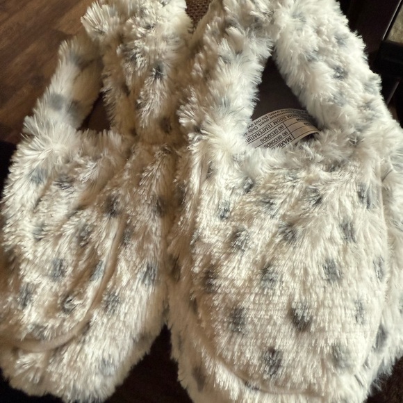 Cozy White and Gray Women's Slippers NWOT - Picture 1 of 5